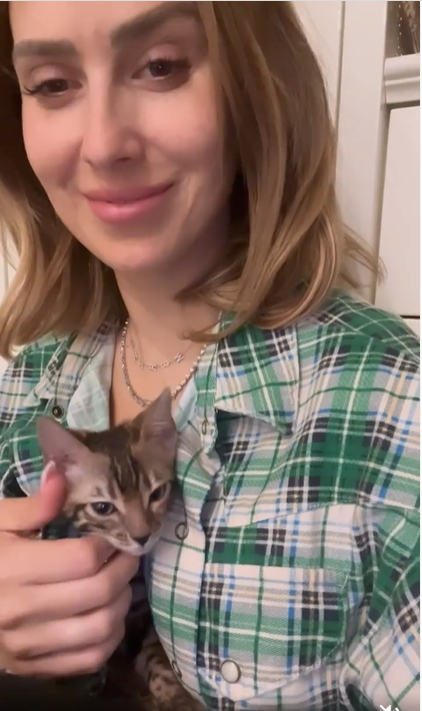 Hilaria Baldwin and her cat